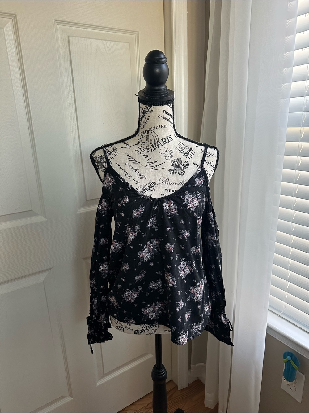 Black Open Shoulder Long Sleeve Top with Flower Pattern